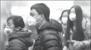  ?? WEI XIAOHAO / CHINA DAILY ?? People wear masks during a heavily polluted day in Beijing.