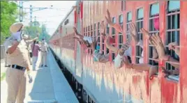  ?? GURMINDER SINGH/H ?? Migrants wave at policemen as they boarded a special train for Hardoi in Uttar Pradesh, amid the third phase of locked down, at Mohali railway station on Thursday.