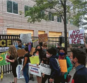  ?? Jeff Amy / AP ?? En esta imagen del martes 15 de septiembre de 2020, un grupo de personas protesta frente al Centro de Detención del condado de Irwin, en Ocilla, Georgia.