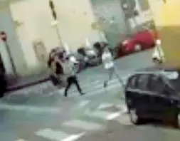  ??  ?? Due momenti ripresi dalle telecamere di sicurezza. A sinistra la baby gang ha appena adocchiato la propria vittima e inizia a seguirla con l’intento di aggredirla e derubarla. Sopra i quattro ragazzi albanesi vengono ripresi mentre scappano dopo aver...