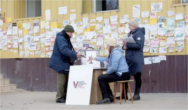  ?? Agence France-presse ?? ↑
A man votes at a mobile polling station during early voting in Russia’s presidenti­al election in Mariupol, Russiancon­trolled Ukraine, on Wednesday.