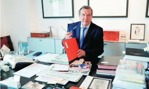  ?? REUTERS ?? El ex canciller germano, Gerhard Schroeder, en su oficina (ahora cerrada) en una imagen de archivo