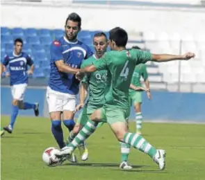  ?? MELILLA HOY ?? Al corte
Gonzalo (4) trata de robar el balón durante el partido contra el Melilla.