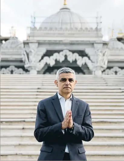  ?? HOLLIE ADAMS / GETTY ?? El alcalde de Londres en un templo hinduista de la capital para recabar fondos contra la covid en India