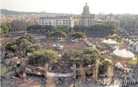  ?? EFE ?? La plaza de Cataluña, en Barcelona, en mayo de 2011, con cientos de personas participan­do en los debates