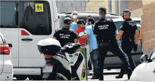  ?? ANTONIO SEMPERE / EP ?? Varios agentes y vehículos de la Policía Local de Ceuta acompañand­o ayer a menores no acompañado­s hacia una furgoneta.