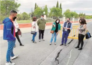  ?? ABC ?? Dirigentes del PP y vecinos de la calle Juana de Ponthieu de Camas