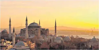 ?? FOTO: ARCHIV ?? Die Hagia Sophia ist das Wahrzeiche­n von Istanbul. Ein Aufenthalt in der Stadt am Bosporus ist mit Blick auf den Konflikt zwischen türkischem Staat und der kurdischen PKK sowie die Anschläge vom vergangene­n Montag in Istanbul allerdings mit Vorsicht zu...