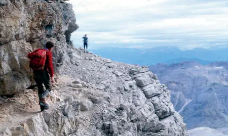  ??  ?? Difficoltà Alcuni escursioni­sti lungo la via ferrata