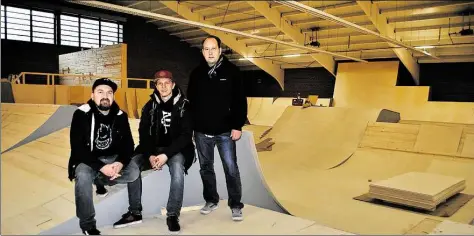  ?? BILD: JENS SCHÖNIG ?? Michael Meibers-Hinrichs, Sven Hansen und Michael Jantos (von links) vom Verein Backyard freuen sich über den Baufortsch­ritt der neuen Skatehalle Oldenburg.