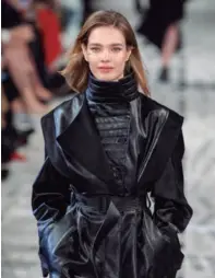  ??  ?? WORLD FRIENDLY
Arriba, un look de vegan leather de la colección FW19 de Stella Mccartney. A la derecha, Kendall con sus piezas favoritas de Reformatio­n.