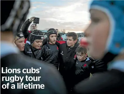  ?? ROBERT KITCHIN/FAIRFAX NZ ?? The Ulster under 11’s rugby team huddle during a match on Thursday night in Wellington.