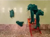  ??  ?? L’opera «Per non restare immobili» di Cinzia Ruggeri con la scale Upper di Kartell, design Meda e Rizzatto