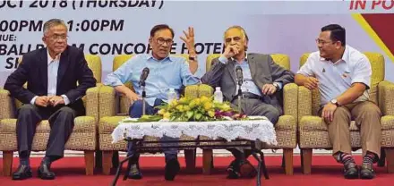  ?? [FOTO BERNAMA] ?? Anwar bersama Ziauddin (dua dari kanan), Amiruddin dan Timbalan Menteri Pengangkut­an, Datuk Kamaruddin Jaafar (kiri) pada Forum Ilmuwan Islam, kelmarin.