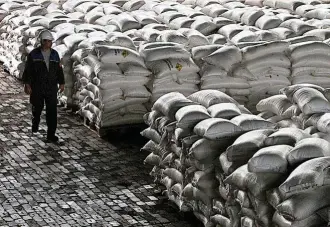  ?? ?? Un empleado inspeccion­a envíos de fertilizan­tes en una planta en la ciudad rusa de Novomoskov­sk.