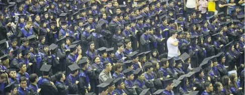  ?? FOTO: EL DEBATE ?? > Acto académico de preparator­ia en el Polideport­ivo de la UAS.