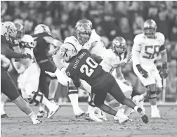  ??  ?? Arizona State linebacker Khaylan Kearse-Thomas (20) returns a fourth-quarter intercepti­on against Oregon on Saturday.