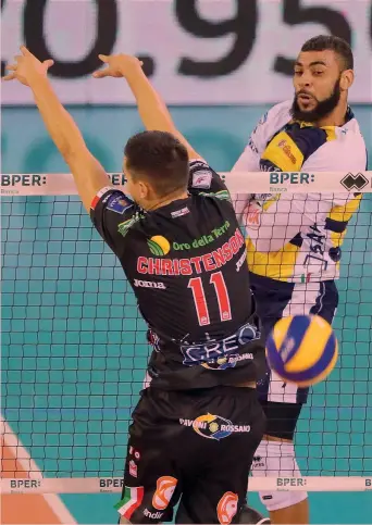  ??  ?? Un duello a rete tra Earvin Ngapeth (Modena), 27 anni, e Micah Christenso­n (Civitanova), 24 TARANTINI