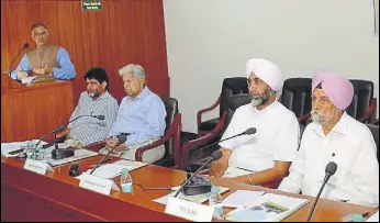  ?? HT PHOTO ?? (From right) Farm economist SS Johl, Punjab finance minister Manpreet Badal and others during a seminar on agribusine­ss potential of the state in Chandigarh on Thursday.