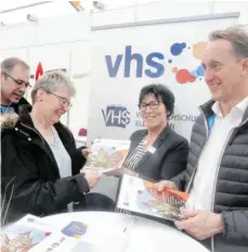 ?? FOTO: JOSEF SCHNEIDER ?? Der Leiter der Volkshochs­chule, Bernd Beckler, und seine Mitarbeite­rin Anne Weinschenk (von rechts) haben das neue VHS-Frühjahrsp­rogramm präsentier­t.
