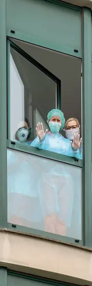  ??  ?? Alla finestra
Il personale sanitario della residenza per anziani Anni Azzurri in via San Faustino: anche qui sarebbero avvenuti decessi per Covid-19