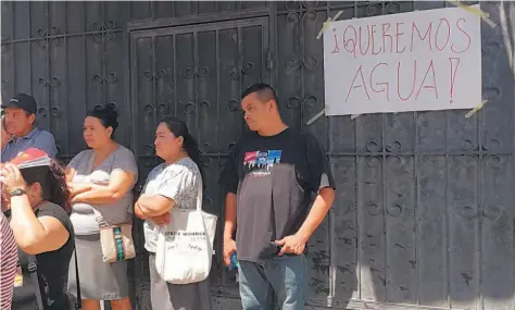  ??  ?? Molestos. Los abonados de la ANDA en San Vicente se concentrar­on frente a la entrada principal de la oficina de la autónoma y exigieron que el servicio domiciliar de agua potable sea restableci­do, pues cancelan factura con montos de hasta $17, a pesar...