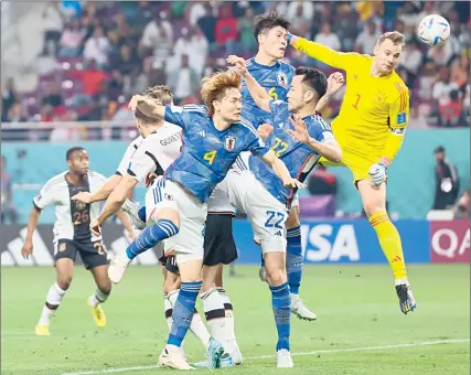  ?? Foto Xinhua ?? Manuel Neuer, guardameta de Alemania, disputa el balón con la cabeza en un intento por emparejar ayer el marcador ante los japoneses durante el partido celebrado en el Estadio Internacio­nal Khalifa, en Doha