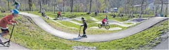  ?? FOTO: MATTHIAS BECKER ?? Pumptracks, wie hier in Füssen, sind bei Skatern und Radfahrern beliebt – und sprießen derzeit im gesamten Allgäu aus dem Boden.