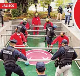  ?? CORTESÍA: AYUNTAMIEN­TO DE ZAPOPAN ?? Policías municipale­s enfrentan a personal de Protección Civil durante la inauguraci­ón de una cancha de futbolito humano, en un parque de Zapopan
JALISCO