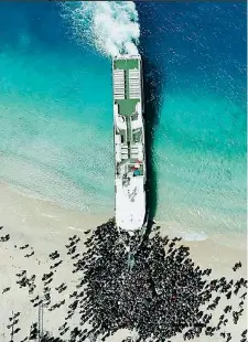 ??  ?? La fuga Una foto realizzata con un drone e postata su Instagram da un utente mostra la ressa per salire sul traghetto (Edorusia/instagram)