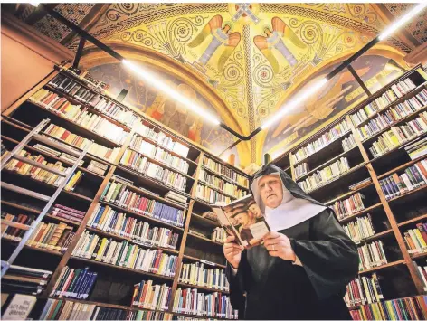  ?? FOTO: ANDREAS KREBS ?? Schwester Philippa Rath in der Bibliothek von Kloster St. Hildegard.