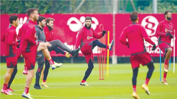  ??  ?? Jogadores arsenalist­as prepararam-se para levar hoje a Taça da Liga para Braga