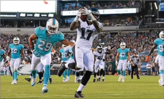  ?? MICHAEL REEVES — FOR DIGITAL FIRST MEDIA ?? Eagles receiver Alshon Jeffery gathers in a 15-yard touchdown pass from quarterbac­k Carson Wentz as Dolphins safety and ex-Eagle Nate Allen 29) during the first quarter Thursday of a preseason game with the Miami Dolphins at Lincoln Financial Field....