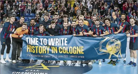  ?? FOTO: PERE PUNTÍ ?? Los jugadores del Barça volvieron a ganar al GOG (36-31) y celebraron con casi 4.000 aficionado­s en el Palau su billete para Colonia