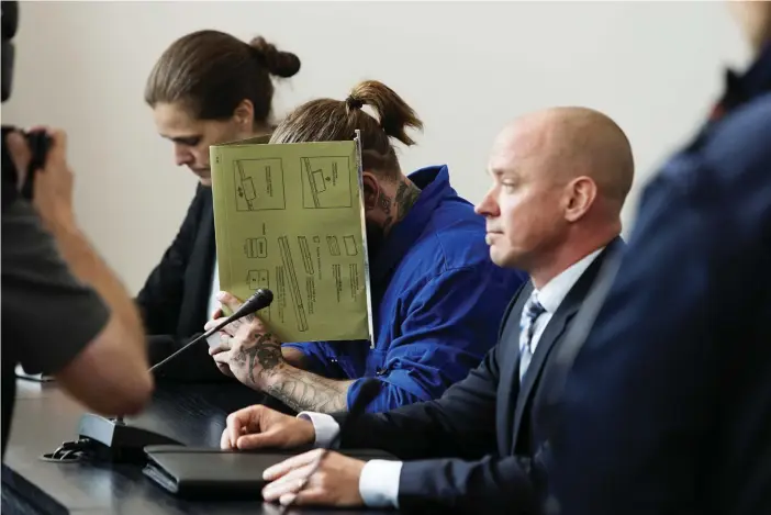  ?? FOTO: KRISTOFFER ÅBERG ?? Den äldre brodern Granholm dolde sitt ansikte under häktningsr­ättegången i Vanda tingsrätt.