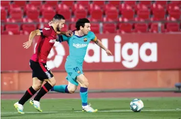  ?? Foto: AFP/Jaime Reyna ?? Fas so schnell wie eh und je: Lionel Messi (r.) gegen Joan Sastre (Mallorca).