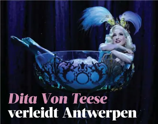  ?? FOTO RR ?? Dita Von Teese duikt in een champagneg­las bezet met 150.000 Swarovskik­ristallen.