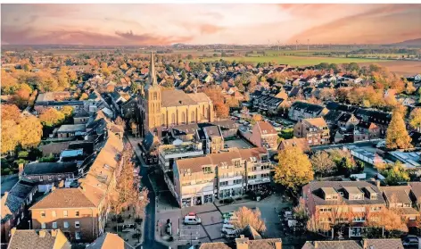  ?? FOTO: NORBERT PRÜMEN ?? Der Ortskern von St. Hubert mit der St.-Hubertus-Kirche und dem Marktplatz (vorne).