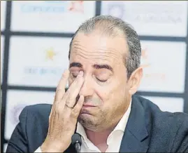  ?? FOTO: EFE ?? Las lágrimas de Vidorreta. El técnico vasco se despidió del Iberostar Tenerife para coger el relevo de Pedro. “Voy a un equipo top europeo”, dijo ayer en rueda de prensa