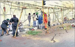  ?? SAKIB ALI/HT PHOTO ?? Farmers remove tents from a protest site at the Ghazipur border on Wednesday.