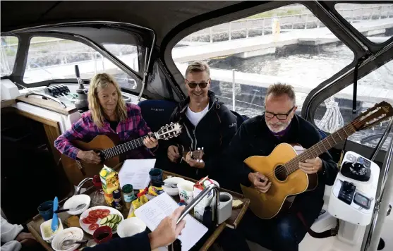  ?? Bild: Matilda Spetz ?? Från vänster, Boel och Peter Svanberg tillsamman­s med Urban Jansson bjuder på sång vid frukostbor­det.