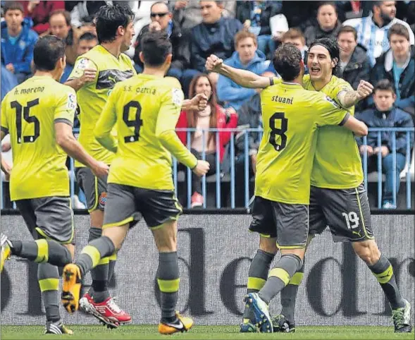  ?? JORGE ZAPATA / EFE ?? Colotto recibe la felicitaci­ón de sus compañeros después de marcar el primer gol del Espanyol tras un error del meta Caballero