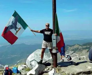  ??  ?? Manfredo Bianchi sul Monte Sagro nella foto postata su Facebook