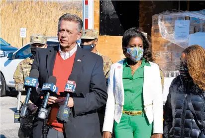  ?? DAILY SOUTHTOWN PHOTOS BILL JONES/ ?? South Holland Mayor Don De Graff speaks before elected officials walk gifts into the South Suburban College vaccinatio­n site for workers.