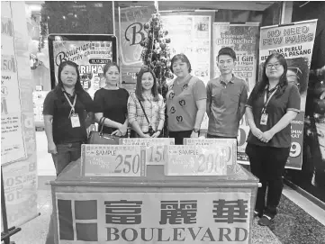  ??  ?? The winners pose with staff of Boulevard Hypermarke­t Miri.