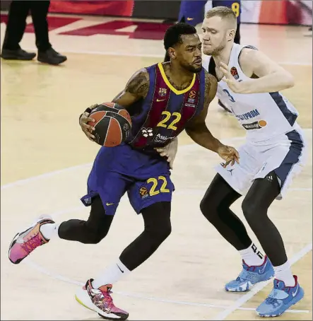  ?? FOTO: PEP MORATA ?? Higgins ante Zakharov, en el partido decisivo del playoff de cuartos del pasado año entre Barça y Zenit en el Palau