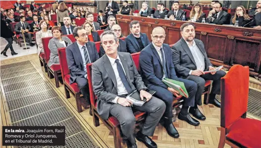  ?? AFP ?? En la mira. Joaquím Forn, Raúl Romeva y Oriol Junqueras, en el Tribunal de Madrid.