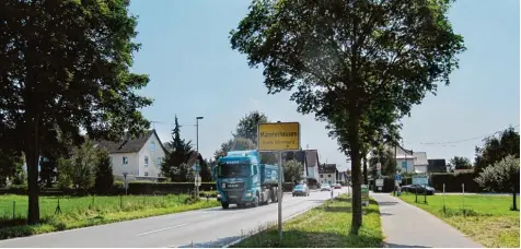 ?? Foto: Leopold Miller ?? Noch rollt der Verkehr in Münsterhau­sen durch den Ort. Doch ab dem kommenden Frühjahr könnte mit dem Bau der Ortsumfahr­ung begonnen werden.