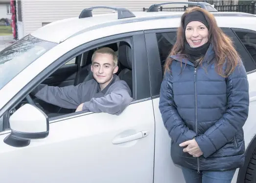  ?? PHOTO BEN PELOSSE ?? Geneviève Labelle, qui habite dans les Laurentide­s, a parcouru plus de 1100 km aller-retour avec son fils Léopol Germain, 17 ans, afin qu’il puisse obtenir son permis de conduire à Rimouski. Elle souhaitait qu’il puisse sortir cet hiver.