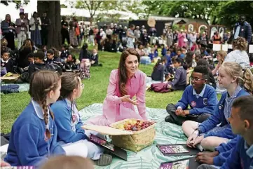  ?? ?? PINK LADY: The Princess of Wales with school children at the Chelsea Flower Show.